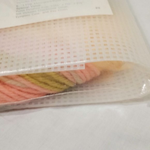 Memo Board Artcraft Concepts Plastic Canvas Kit 1704 Key Hooks Cream Green Pink - Picture 8 of 10